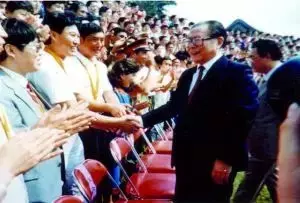 Profesor Wang Zhen Guo recibiendo un premio por el desarrollo de suplementos herbales anticancerígenos