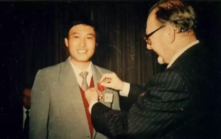 Profesor Wang Zhen Guo recibiendo un premio por el desarrollo de suplementos herbales anticancerígenos