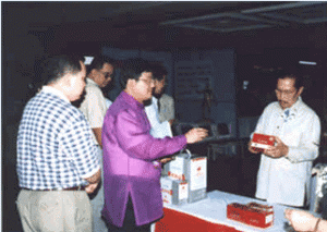 Alex G. Bascug, Dr. Ramon Ricardo Roque, y Dr. José De Ubaldo en la exposición del adaptador líquido del cáncer Tian Xian en el Congreso de Filipinas.